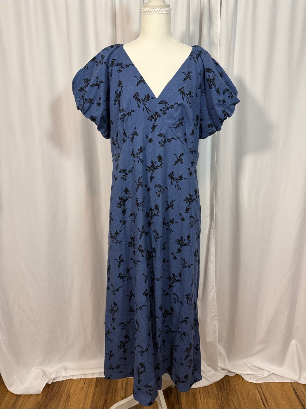 Universal Thread Blue Floral V-Neck Midi Dress with Puff Sleeves